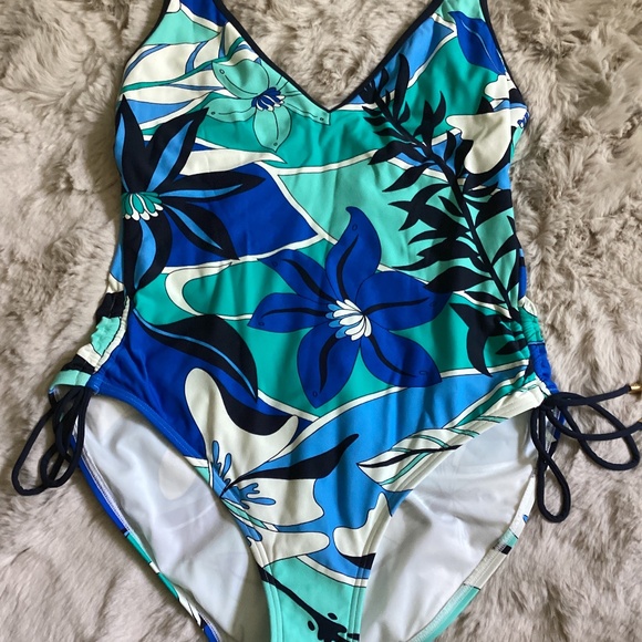 Women’s One Piece Swimsuit - Picture 1 of 6